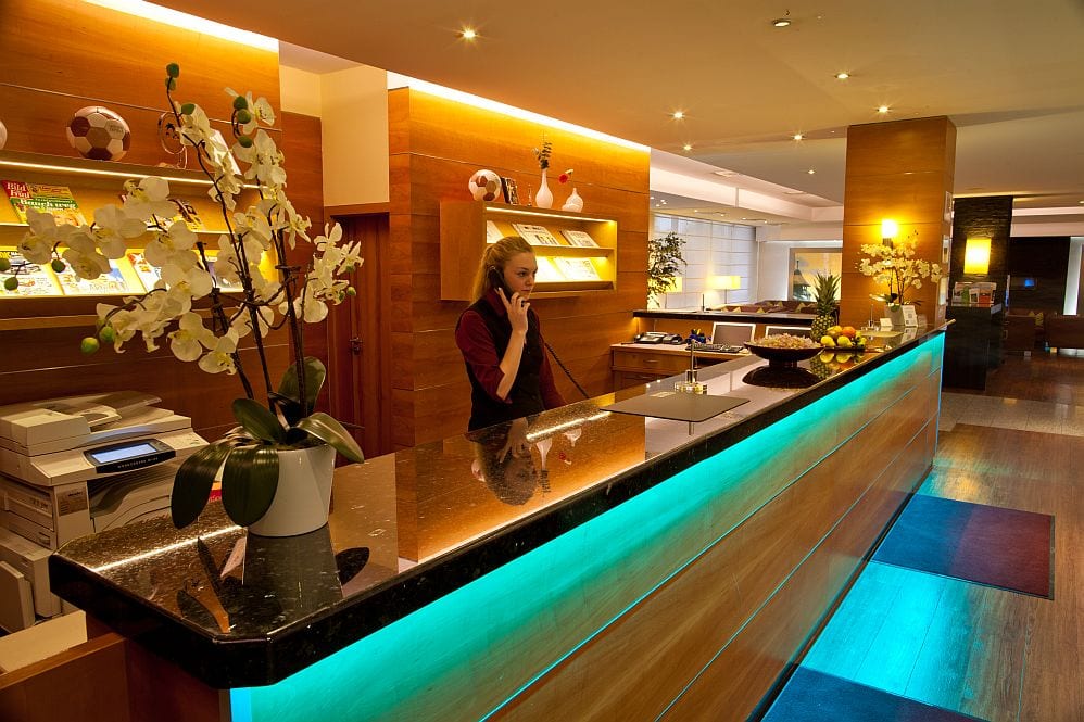 Novina hotel suedwestpark nuernberg desk
